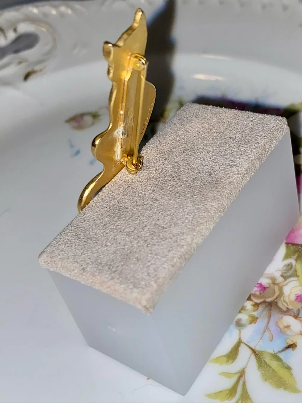 1988 Gold Cat Figurine Decorative Pin